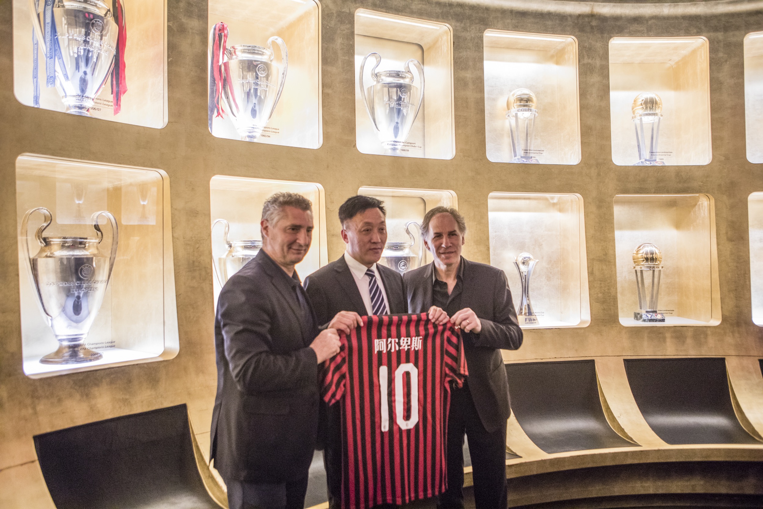 尤文全队和球迷一起出现在登机口，斯帕莱蒂和球迷们友好互动