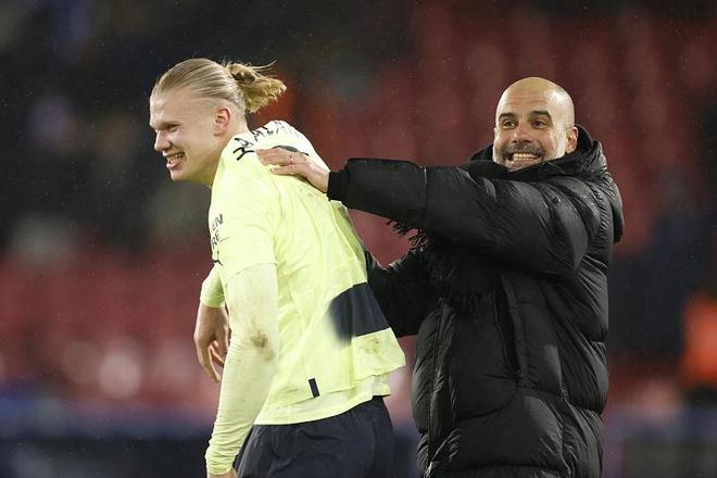 尤文全队和球迷一起出现在登机口，斯帕莱蒂和球迷们友好互动