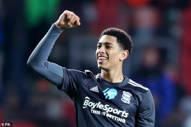 慎入，尼日利亚超比赛中一球员被对方球迷冲进场内割喉