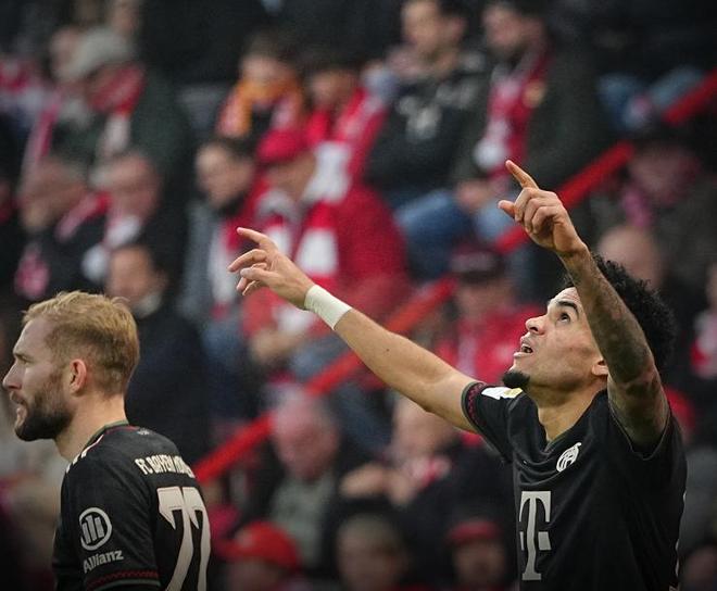 FIFA官方：C罗因直红被禁赛3场，剩余两场被缓期一年执行