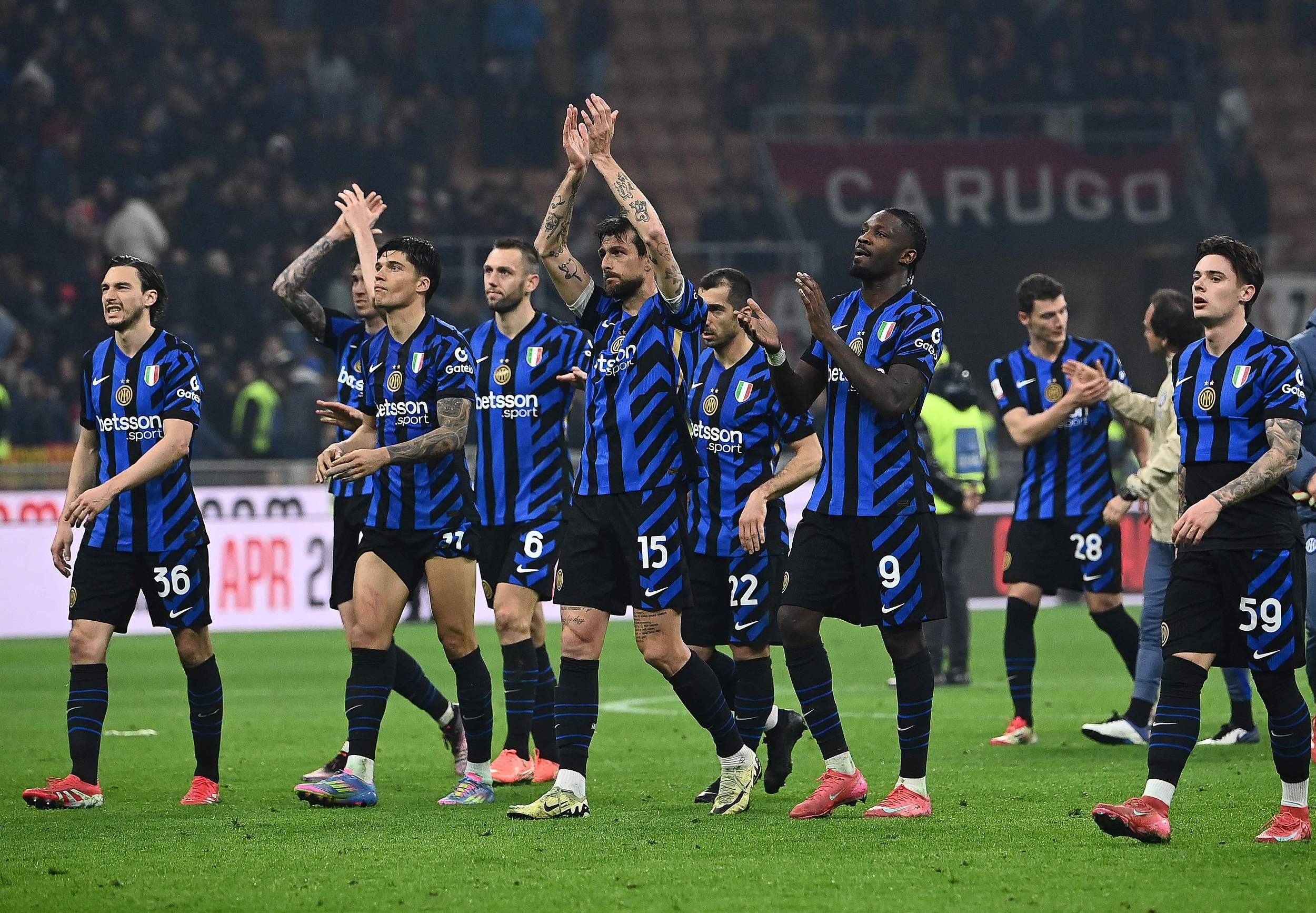 杨瀚森带女友赴美引发争议，好友崔永熙称其应专注篮球，网友支持其在球场表现。